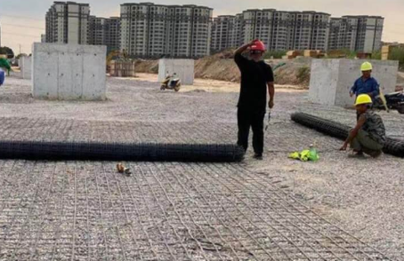 沁水土工格栅铺设前地基要怎么处理？